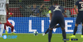 足球世界杯主题周边开售，球迷抢购（世界杯足球周边上新，球迷热购）