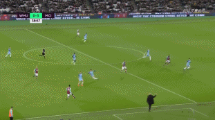 残特奥会游泳比赛现场，教练为何拿着绑着球的长杆，比赛中途还要敲击运动员？这背后是一份无声的默契