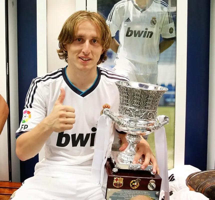 扣爽了！洛夫顿半场4中3得到9分4篮板3助攻