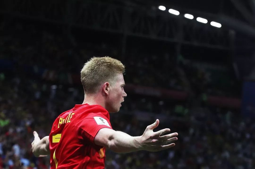 传记作者：莱万年少时常因身材自卑；他与渣叔的关系起初不好